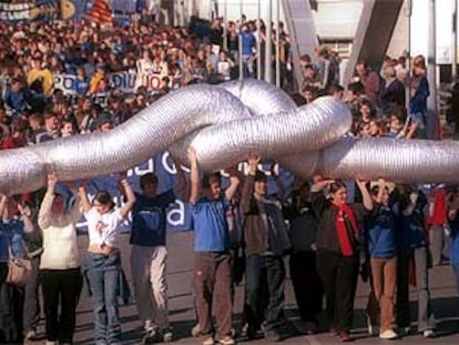 Manifestación contra el trasvase a su paso por el puente de Tortosa, en Tarragona.