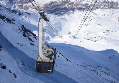 Una cabina del teleférico que transporta hasta la cima de Caron, en Val Thorens.