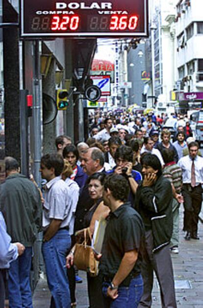 Miles de argentinos, ayer, haciendo cola para comprar dólares.