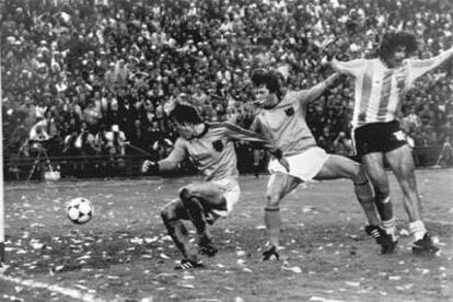 Kempes marca el 2-1 de la final, superando a Krol (izquierda) y Poortvielt.