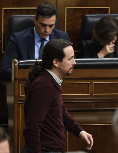 El líder de Unidas Podemos, Pablo Iglesias, paso por delante del secretario general del PSOE, Pedro Sánchez.