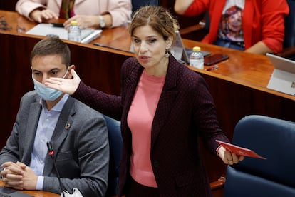 Hana Jalloul, en el pleno de la Asamblea con Juan Lobato.