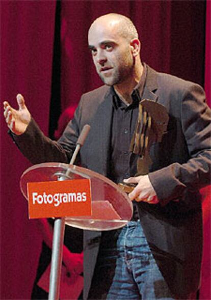 El actor Luis Tosar ha recibido el premio Fotogramas de Plata 2003 como mejor actor de cine por su papel en <i>Te doy mis ojos</i>. Junto a su compañero de reparto, Laia Marull, se han llevado todos los premios de cine patrios, incluído el Goya.