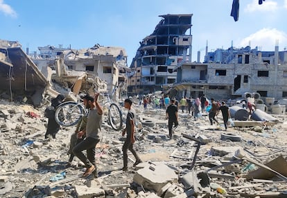 Palestinos caminaban este miércoles por las calles llenas de escombros del barrio de al-Zaytoun, en la ciudad de Gaza.