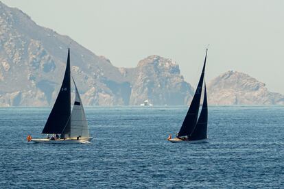 El 'Bribón 500', con el rey emérito como patrón (a la izquierda), y el 'Titia', con la Infanta Elena a bordo, compiten a finales de julio en la ría de Pontevedra, con las Islas Cíes al fondo.