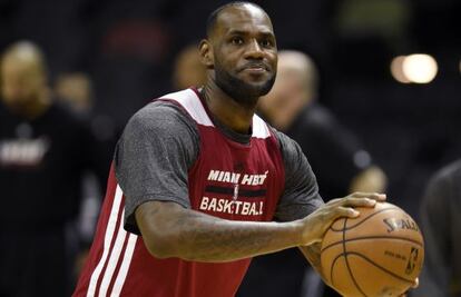 LeBron James en el &uacute;ltimo entrenamiento en San Antonio.