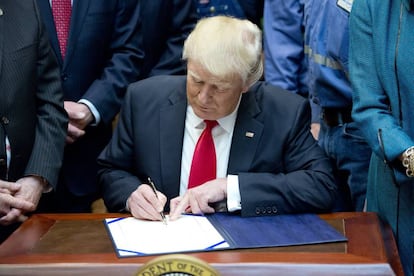 Donald Trump, mientras firma un orden ejecutiva para reducir las &quot;excesivas&quot; regulaciones.