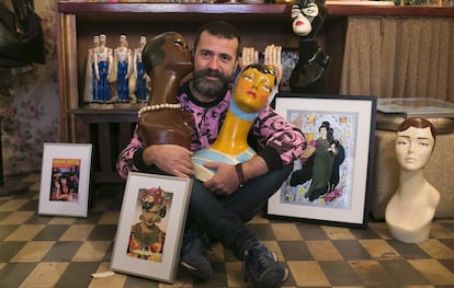 Andr&eacute;s J. Bl&aacute;zquez, con algunas de sus creaciones en el centro de arte y ocio Santa y Se&ntilde;ora de La latina.