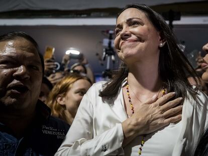 Maria Corina Machado celebra junto con sus seguidores los resultados de las primarias.