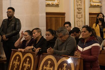 Familiares del 'magistrade', en la misa en su honor.