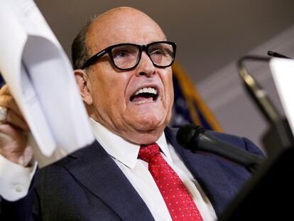 El exalcalde de Nueva York Rudy Giuliani, abogado del ahora expresidente Donald Trump, en una comparecencia ante la prensa el 19 de noviembre de 2020.