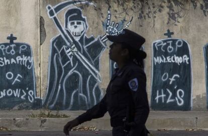 Una oficial de policía camina en un barrio controlado por la mara en mayo. / S. MELÉNDEZ (AP)