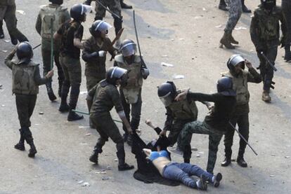Los militares desnudan a una mujer que llevaba velo y la golpean durante los disturbios en la plaza de Tahrir, en El Cairo.