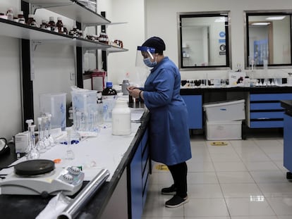 Empleados de la farmacéutica Eva Pharma trabajan en la producción de remdesivir.

29/06/2020 ONLY FOR USE IN SPAIN