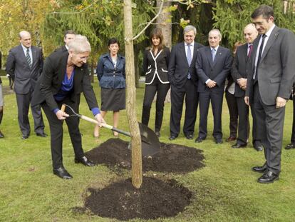 El entonces lehendakari, Patxi López, y Maixabel Lasa, que fue directora de la oficina de Atención a las Víctimas del Terrorismo del Gobierno Vasco entre 2001 y 2012, plantan un árbol en 2019 en la celebración del Día de la Memoria.