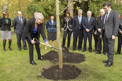 El entonces lehendakari, Patxi López, y Maixabel Lasa, que fue directora de la oficina de Atención a las Víctimas del Terrorismo del Gobierno Vasco entre 2001 y 2012, plantan un árbol en 2019 en la celebración del Día de la Memoria.