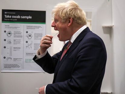 Boris Johnson, durante un test del coronavirus en un centro hospitalario, el pasado 6 de noviembre