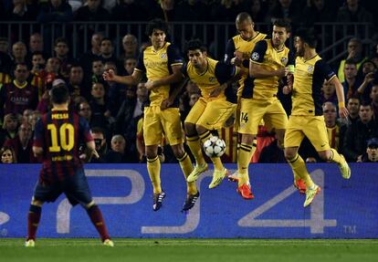 Messi tira el balón a la barrera