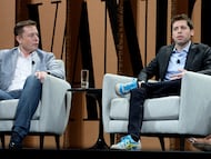 Elon Musk y Sam Altman, durante una conferencia tecnológica en San Francisco el 6 de octubre de 2015, poco antes de que los dos juntos a otros empresarios fundaran OpenAI, la creadora de ChatGPT.