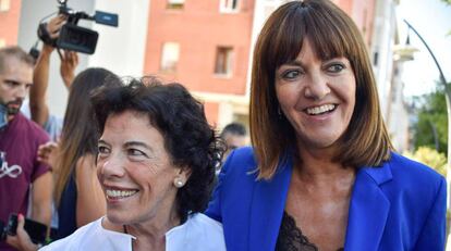 La portavoz del Gobierno y ministra de Educación, Isabel Celaá, y la secretaria general, Idoia Mendia, en Bilbao.