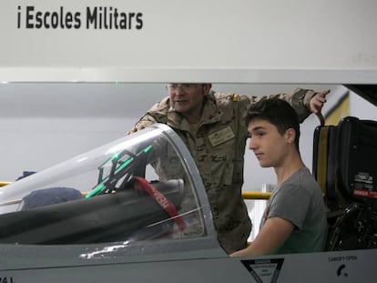 Un militar da explicaciones a un joven en el mostrador del Ej&eacute;rcito del Sal&oacute;n de la Ense&ntilde;anza, ayer en Barcelona.