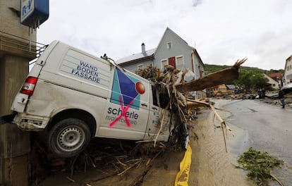 El temporal provocó en algunas zonas las inundaciones más graves de las últimas dos décadas. En la imagen, un vehículo destrozado por las fuertes lluvias.