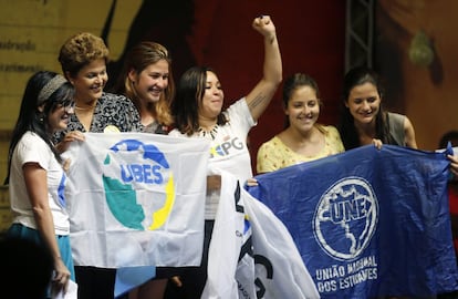 A candidata Dilma recebe o apoio de entidades estudantis no dia 15, em São Paulo.