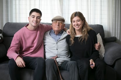 Eladio Barroso, abuelo que sube sus vídeos a TikTok, fotografiado con sus nietos en casa de su hija en Madrid. 