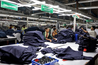 Una fábrica de ropa en Ahmedabad (India).