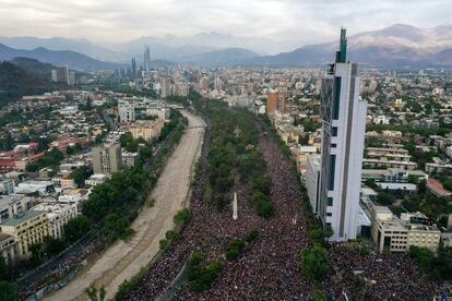 Alrededor de 1,2 millones de personas, según cifras oficiales, se congregaron de forma pacífica en el centro de la capital chilena para demandar igualdad desde todos los frentes.