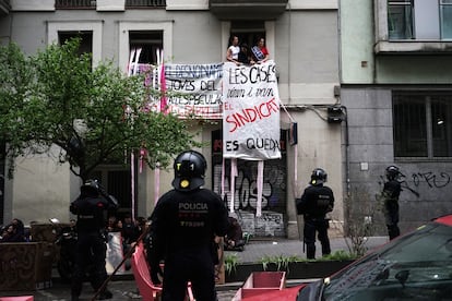 Los Mossos d'Esquadra desalojan La Medusa, un piso okupado de Pobl-Sec, en Barcelona, el 22 de mayo de 2025.
