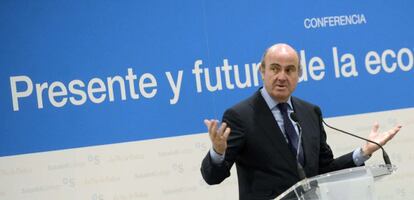 El ministro de Econom&iacute;a, Luis de Guindos,en una conferencia ayer sobre el &quot;Presente y futuro de la econom&iacute;a espa&ntilde;ola&quot; en el Museo Fern&aacute;ndez-Latorre de Arteixo (A Coru&ntilde;a).