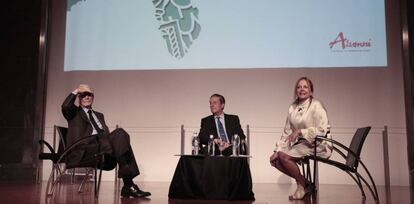 Desde la izquierda, Antonio Garrigues Walker, Federico Mayor Zaragoza e  Inma Aguilar,  ayer en el Museo del Traje. 