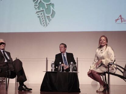 Desde la izquierda, Antonio Garrigues Walker, Federico Mayor Zaragoza e  Inma Aguilar,  ayer en el Museo del Traje. 