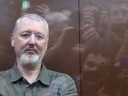 El nacionalista ruso crítico con el Kremlin, Igor Girkin, tras de una pantalla de cristal en una vista judicial en Moscú este viernes.