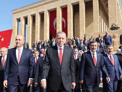 Recep Tayyip Erdogan visita el mausoleo de Atatürk en el centenario de la proclamación de la República de Turquía, este domingo en Ankara.