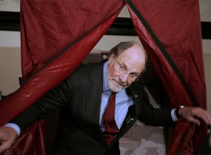 El gobernador de Nueva Jersey, el demócrata Jon Corzine, tras depositar ayer su voto.