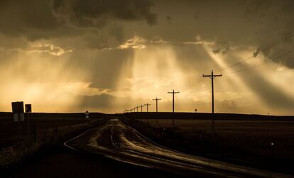 Luz crepuscular a través de las nubes en una zona rural del Colorado (EE.UU)