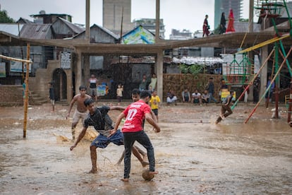 La intensa lluvia, el agua estancada y el barro no impiden que los ni?os jueguen en una de las plazas en el barrio informal de Korail. 