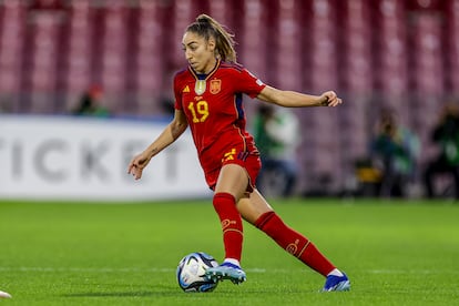 Olga Carmona controla el balón durante un partido con la selección española.