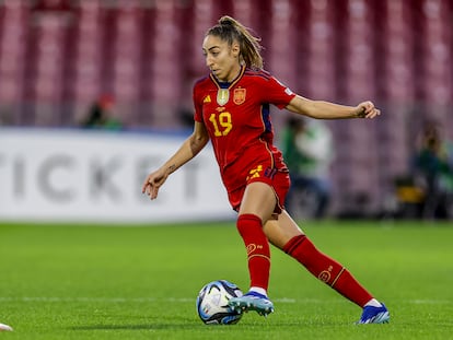Olga Carmona controla el balón durante un partido con la selección española.