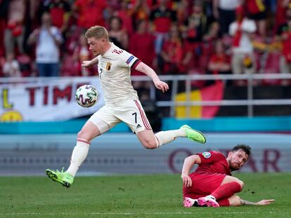 De Bruyne supera a Hojbjerg.