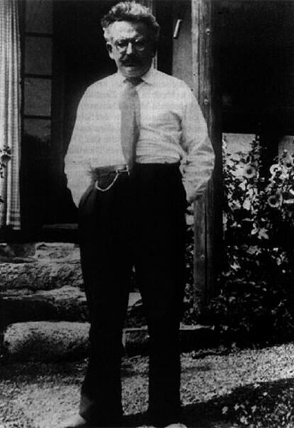 Walter Benjamin (1892-1940), frente a la casa de Breun en Dinamarca, del libro de Bernd Witte.