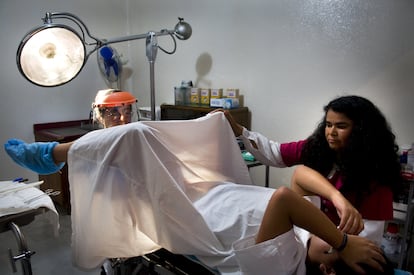 Un doctor practica un aborto en Ciudad de México, en una fotografía de archivo.