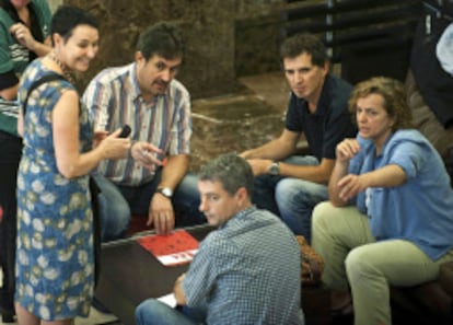 Los dirigentes de la izquierda abertzale e integrantes de Bildu Jone Goirizelaia Pello Urizar Oskar Matute y Niko Moreno han presenado hoy en Bilbao su posición ante la propuesta de reforma constitucional.