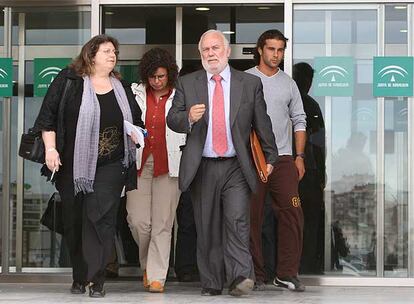 Isaías Pérez Saldaña (en el centro), ayer, tras testificar en el juicio contra la Fara.