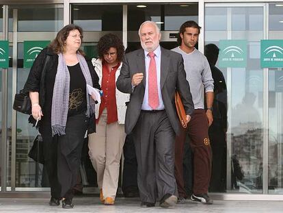 Isaías Pérez Saldaña (en el centro), ayer, tras testificar en el juicio contra la Fara.
