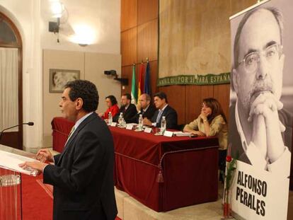El periodista Augusto Delkader interviene, ayer, en el acto en el Parlamento.