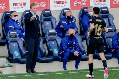 Koeman habla con Pedri durante el partido ante el Villarreal.