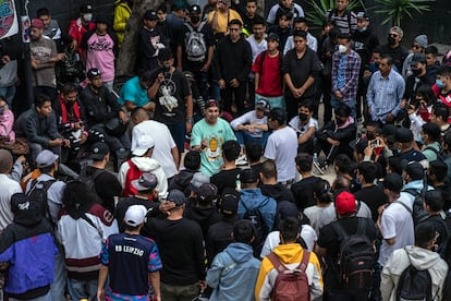 El público observa una batalla de rap en la plaza del Monumento a la Revolución en Ciudad de México, el 8 de enero de 2021.
